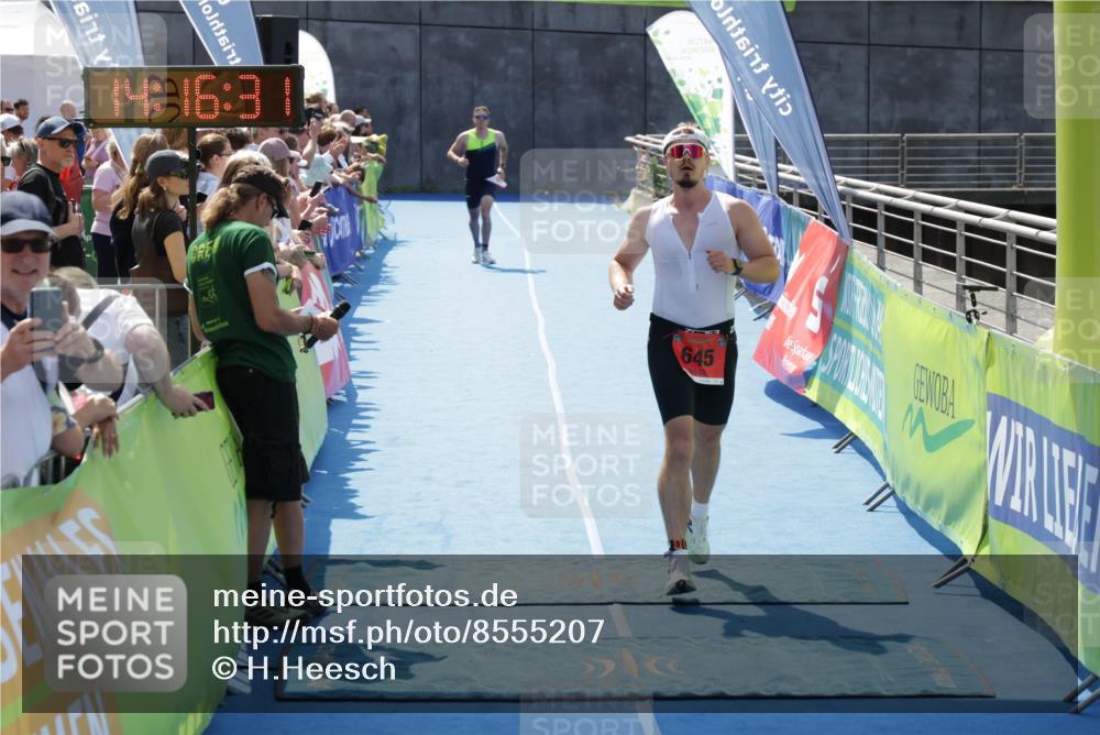 10.08.2025 - GEWOBA Citytriathlon Bremen H.Heesch http://msf.ph/oto/8555207 10.08.2025 14:16:35 Ziel 635, 645, 770 meine-sportfotos.de