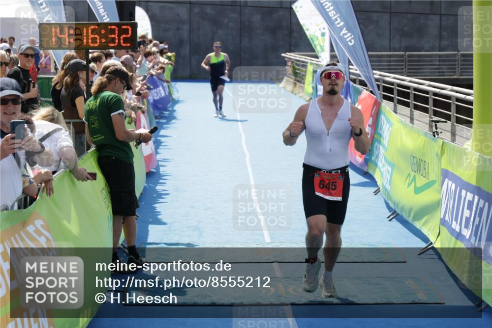 10.08.2025 - GEWOBA Citytriathlon Bremen H.Heesch http://msf.ph/oto/8555212 10.08.2025 14:16:35 Ziel 635, 645, 770 meine-sportfotos.de