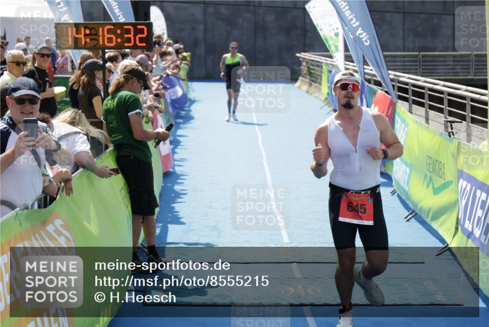 10.08.2025 - GEWOBA Citytriathlon Bremen H.Heesch http://msf.ph/oto/8555215 10.08.2025 14:16:36 Ziel 645, 770 meine-sportfotos.de
