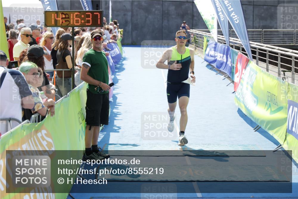 10.08.2025 - GEWOBA Citytriathlon Bremen H.Heesch http://msf.ph/oto/8555219 10.08.2025 14:16:40 Ziel 645, 770 meine-sportfotos.de