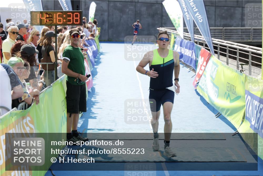 10.08.2025 - GEWOBA Citytriathlon Bremen H.Heesch http://msf.ph/oto/8555223 10.08.2025 14:16:41 Ziel 645, 770 meine-sportfotos.de