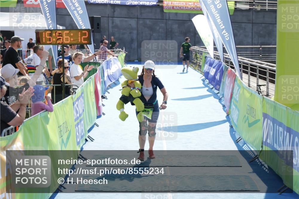 10.08.2025 - GEWOBA Citytriathlon Bremen H.Heesch http://msf.ph/oto/8555234 10.08.2025 15:56:16 Ziel 529 meine-sportfotos.de