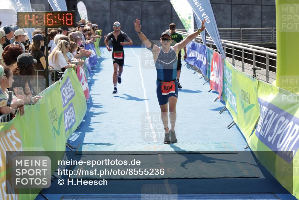 10.08.2025 - GEWOBA Citytriathlon Bremen H.Heesch http://msf.ph/oto/8555236 10.08.2025 14:16:52 Ziel 582, 804 meine-sportfotos.de