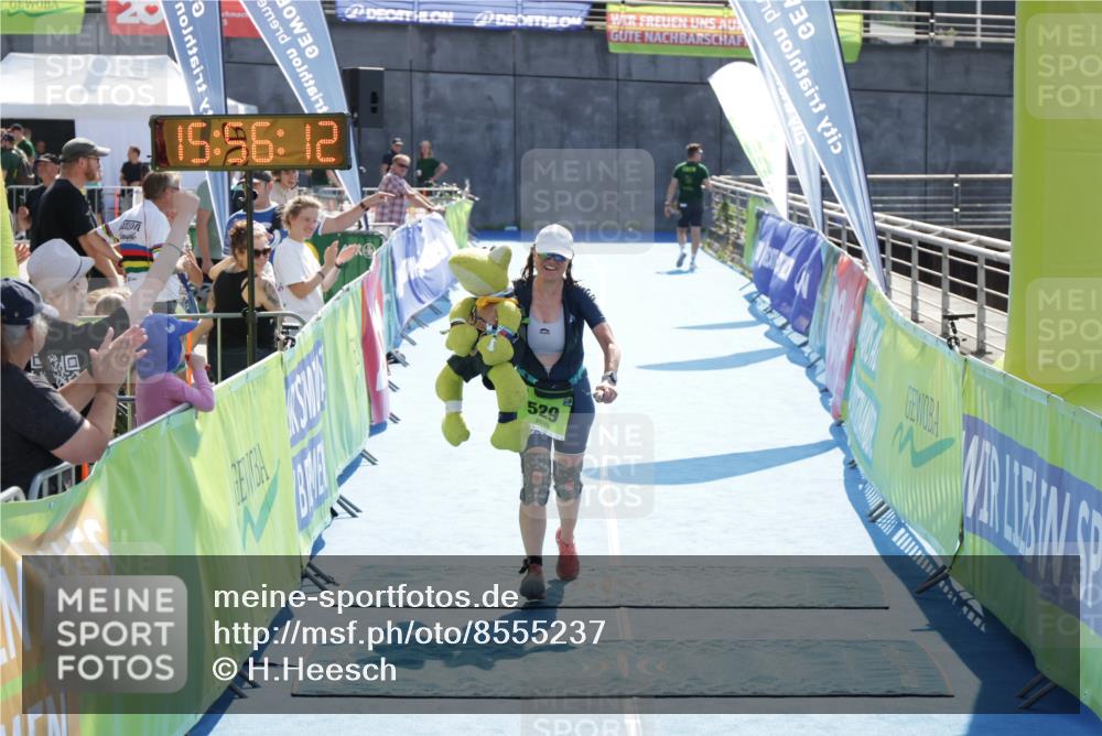 10.08.2025 - GEWOBA Citytriathlon Bremen H.Heesch http://msf.ph/oto/8555237 10.08.2025 15:56:16 Ziel 529 meine-sportfotos.de