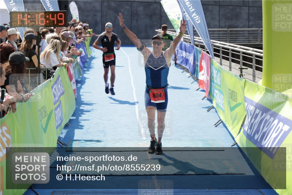 10.08.2025 - GEWOBA Citytriathlon Bremen H.Heesch http://msf.ph/oto/8555239 10.08.2025 14:16:52 Ziel 582, 804 meine-sportfotos.de
