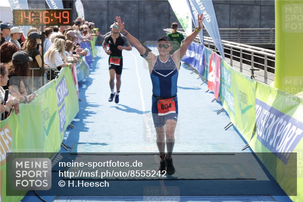 10.08.2025 - GEWOBA Citytriathlon Bremen H.Heesch http://msf.ph/oto/8555242 10.08.2025 14:16:53 Ziel 582, 804 meine-sportfotos.de