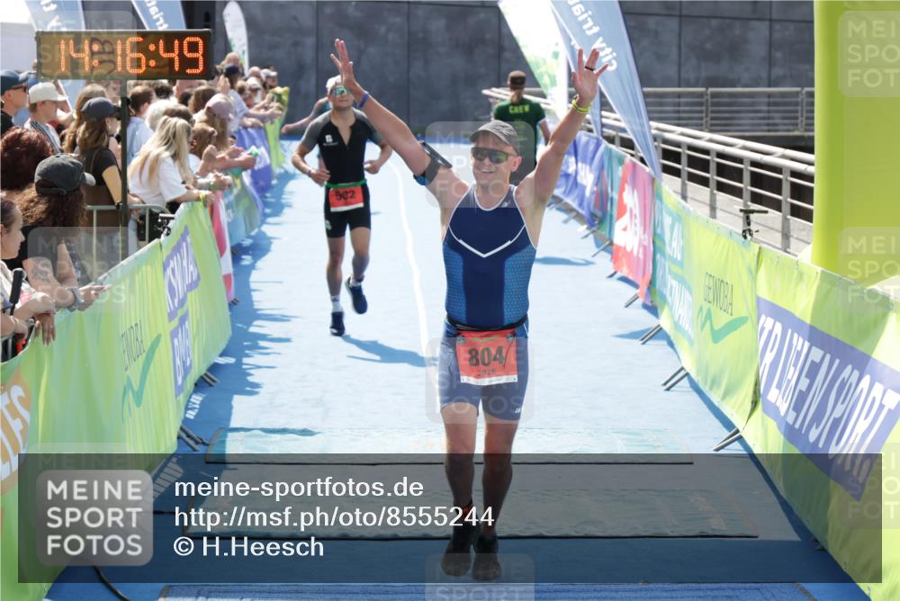 10.08.2025 - GEWOBA Citytriathlon Bremen H.Heesch http://msf.ph/oto/8555244 10.08.2025 14:16:53 Ziel 582, 804 meine-sportfotos.de