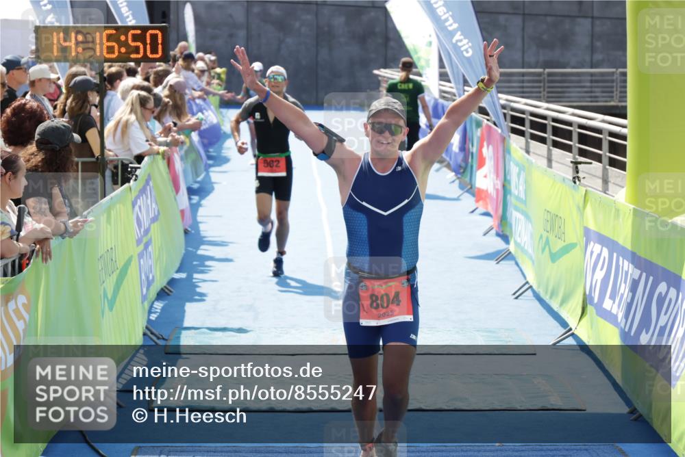 10.08.2025 - GEWOBA Citytriathlon Bremen H.Heesch http://msf.ph/oto/8555247 10.08.2025 14:16:53 Ziel 582, 804 meine-sportfotos.de