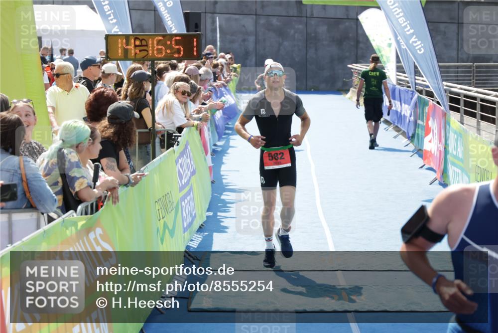 10.08.2025 - GEWOBA Citytriathlon Bremen H.Heesch http://msf.ph/oto/8555254 10.08.2025 14:16:54 Ziel 582, 804 meine-sportfotos.de