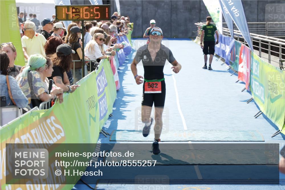 10.08.2025 - GEWOBA Citytriathlon Bremen H.Heesch http://msf.ph/oto/8555257 10.08.2025 14:16:55 Ziel 582, 804 meine-sportfotos.de