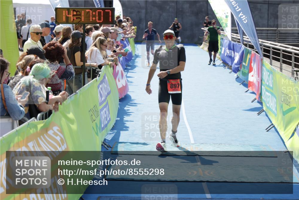 10.08.2025 - GEWOBA Citytriathlon Bremen H.Heesch http://msf.ph/oto/8555298 10.08.2025 14:17:10 Ziel 813, 897 meine-sportfotos.de