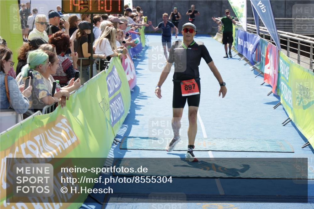 10.08.2025 - GEWOBA Citytriathlon Bremen H.Heesch http://msf.ph/oto/8555304 10.08.2025 14:17:11 Ziel 813, 897 meine-sportfotos.de