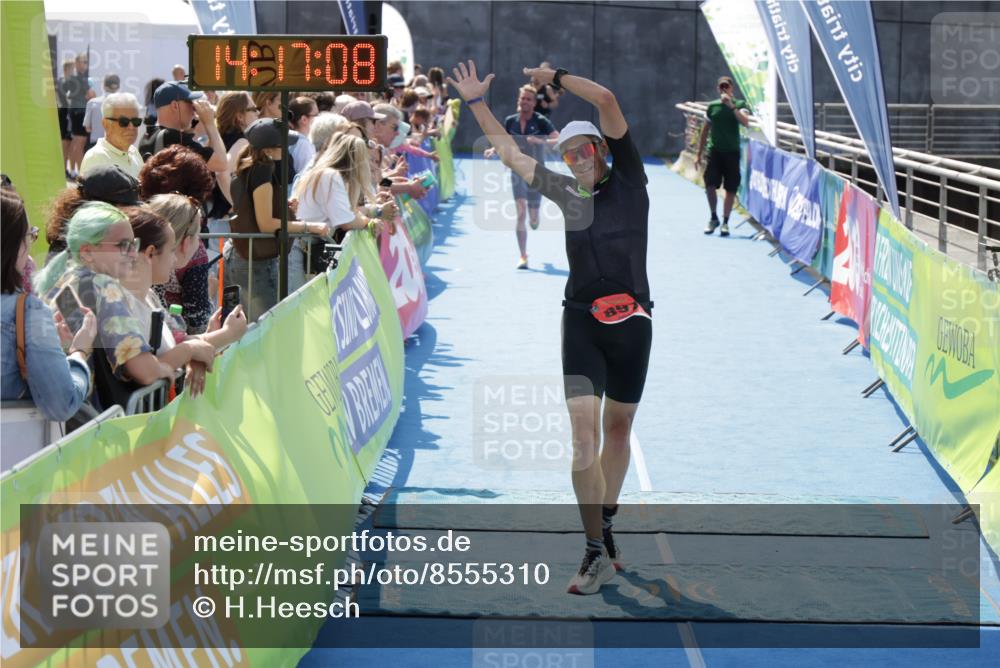 10.08.2025 - GEWOBA Citytriathlon Bremen H.Heesch http://msf.ph/oto/8555310 10.08.2025 14:17:11 Ziel 813, 897 meine-sportfotos.de