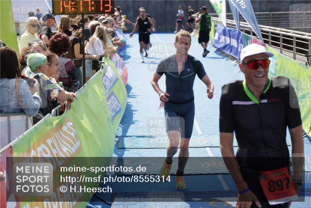 10.08.2025 - GEWOBA Citytriathlon Bremen H.Heesch http://msf.ph/oto/8555314 10.08.2025 14:17:16 Ziel 678, 813, 870, 897 meine-sportfotos.de