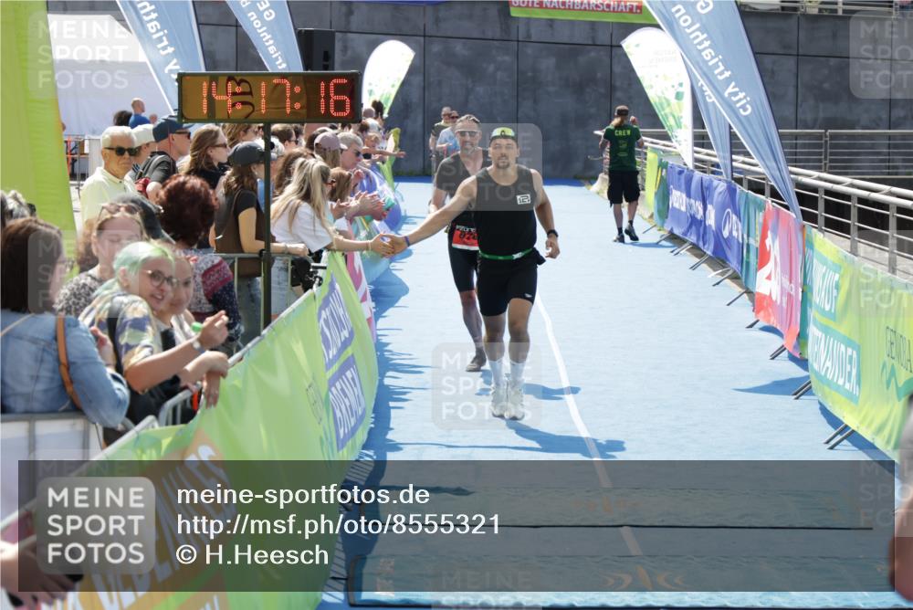 10.08.2025 - GEWOBA Citytriathlon Bremen H.Heesch http://msf.ph/oto/8555321 10.08.2025 14:17:20 Ziel 678, 813, 870 meine-sportfotos.de