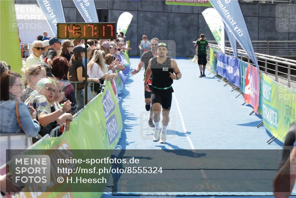 10.08.2025 - GEWOBA Citytriathlon Bremen H.Heesch http://msf.ph/oto/8555324 10.08.2025 14:17:20 Ziel 678, 813, 870 meine-sportfotos.de
