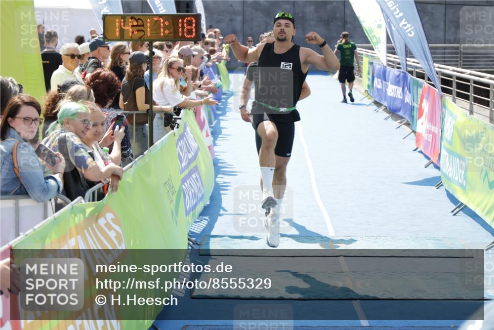 10.08.2025 - GEWOBA Citytriathlon Bremen H.Heesch http://msf.ph/oto/8555329 10.08.2025 14:17:21 Ziel 678, 813, 870 meine-sportfotos.de