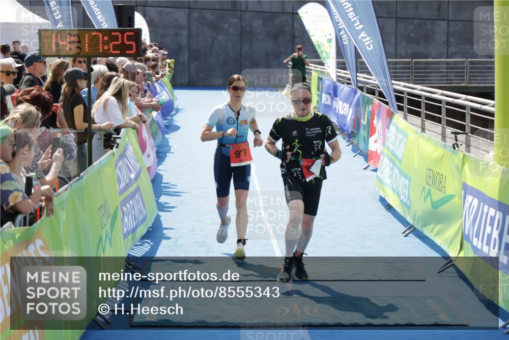 10.08.2025 - GEWOBA Citytriathlon Bremen H.Heesch http://msf.ph/oto/8555343 10.08.2025 14:17:29 Ziel 678, 870, 892, 977 meine-sportfotos.de