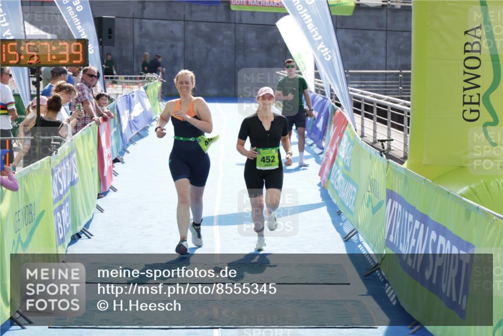 10.08.2025 - GEWOBA Citytriathlon Bremen H.Heesch http://msf.ph/oto/8555345 10.08.2025 15:57:43 Ziel 452, 454 meine-sportfotos.de