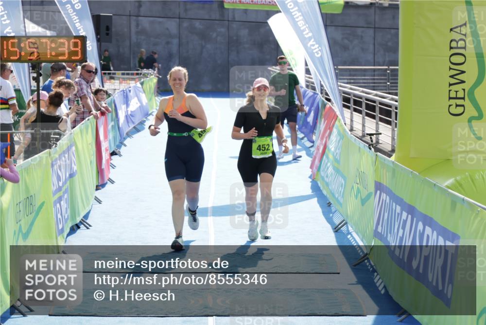 10.08.2025 - GEWOBA Citytriathlon Bremen H.Heesch http://msf.ph/oto/8555346 10.08.2025 15:57:43 Ziel 452, 454 meine-sportfotos.de