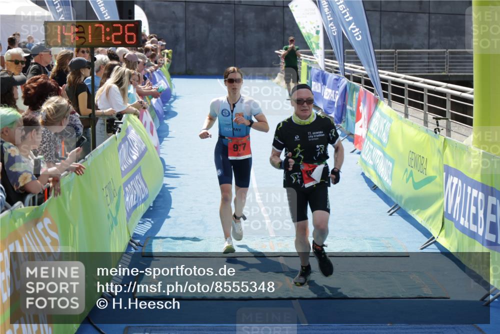 10.08.2025 - GEWOBA Citytriathlon Bremen H.Heesch http://msf.ph/oto/8555348 10.08.2025 14:17:29 Ziel 678, 870, 892, 977 meine-sportfotos.de