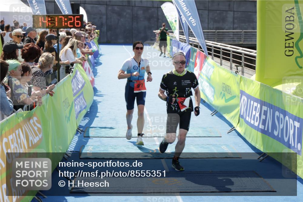 10.08.2025 - GEWOBA Citytriathlon Bremen H.Heesch http://msf.ph/oto/8555351 10.08.2025 14:17:30 Ziel 892, 977 meine-sportfotos.de