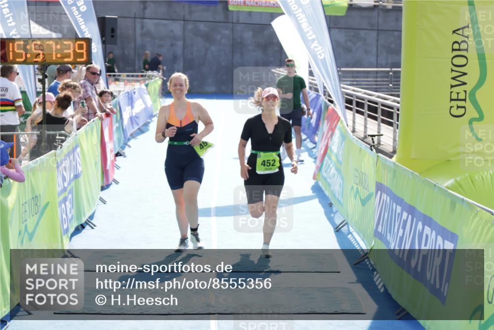 10.08.2025 - GEWOBA Citytriathlon Bremen H.Heesch http://msf.ph/oto/8555356 10.08.2025 15:57:43 Ziel 452, 454 meine-sportfotos.de