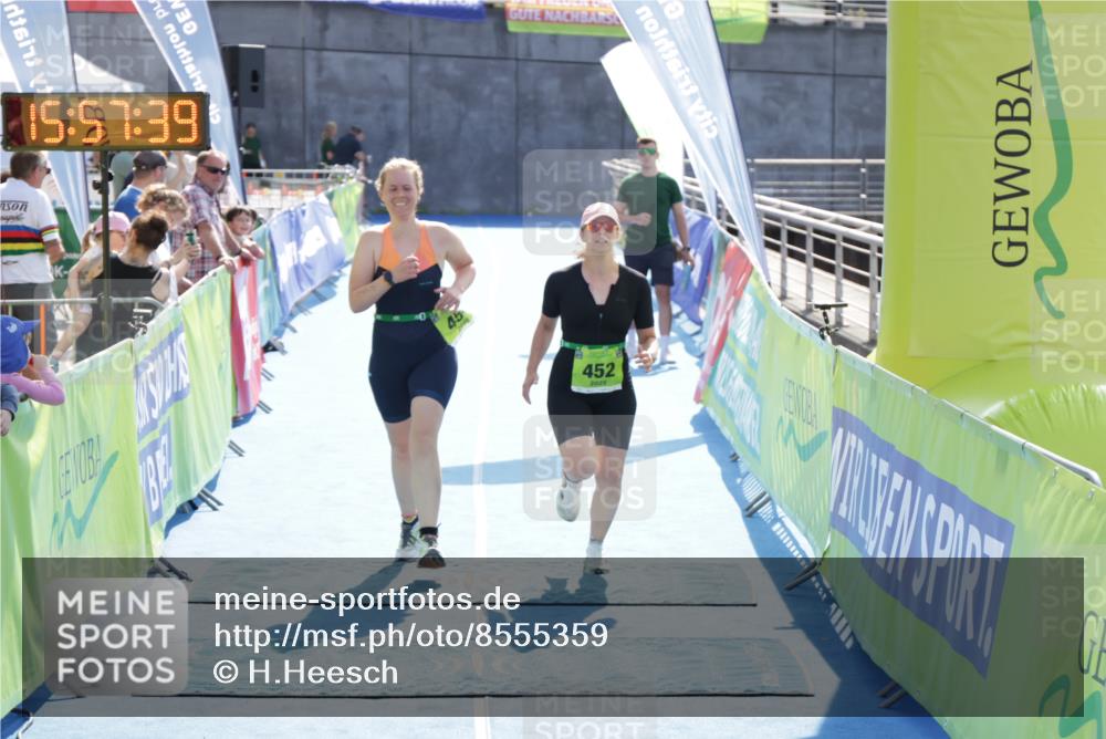 10.08.2025 - GEWOBA Citytriathlon Bremen H.Heesch http://msf.ph/oto/8555359 10.08.2025 15:57:43 Ziel 452, 454 meine-sportfotos.de
