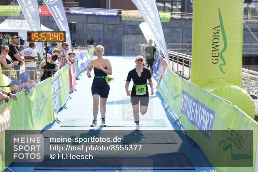 10.08.2025 - GEWOBA Citytriathlon Bremen H.Heesch http://msf.ph/oto/8555377 10.08.2025 15:57:44 Ziel 452, 454 meine-sportfotos.de