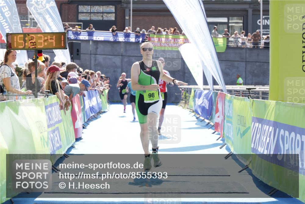 10.08.2025 - GEWOBA Citytriathlon Bremen H.Heesch http://msf.ph/oto/8555393 10.08.2025 15:23:45 Ziel 98, 209, 363, 372 meine-sportfotos.de