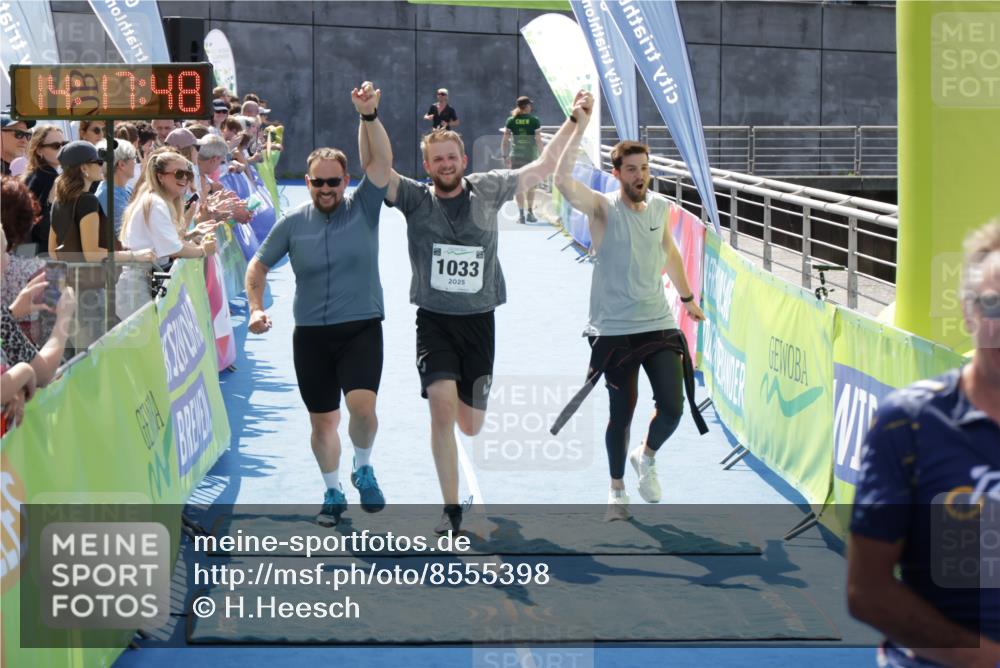 10.08.2025 - GEWOBA Citytriathlon Bremen H.Heesch http://msf.ph/oto/8555398 10.08.2025 14:17:51 Ziel 666, 764, 900, 1033 meine-sportfotos.de