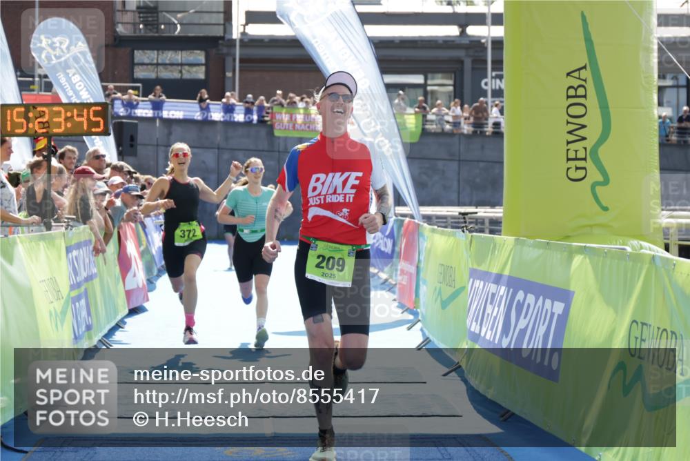 10.08.2025 - GEWOBA Citytriathlon Bremen H.Heesch http://msf.ph/oto/8555417 10.08.2025 15:23:49 Ziel 98, 209, 363, 372 meine-sportfotos.de