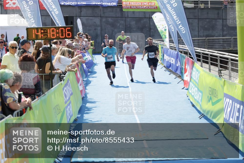 10.08.2025 - GEWOBA Citytriathlon Bremen H.Heesch http://msf.ph/oto/8555433 10.08.2025 14:18:09 Ziel 759, 1039 meine-sportfotos.de