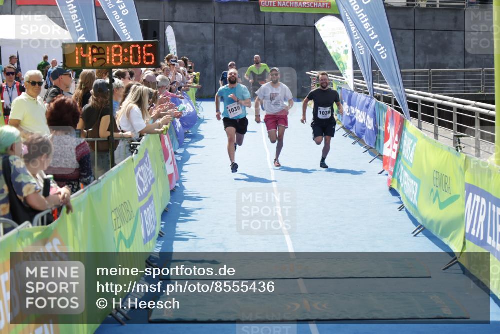 10.08.2025 - GEWOBA Citytriathlon Bremen H.Heesch http://msf.ph/oto/8555436 10.08.2025 14:18:10 Ziel 759, 1039 meine-sportfotos.de