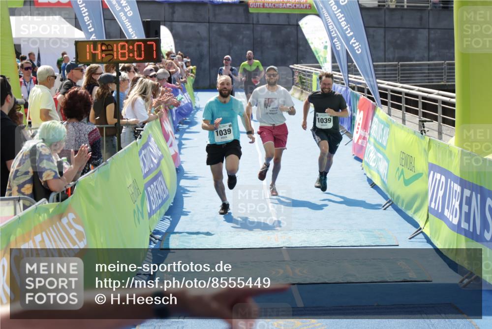 10.08.2025 - GEWOBA Citytriathlon Bremen H.Heesch http://msf.ph/oto/8555449 10.08.2025 14:18:11 Ziel 752, 759, 1039 meine-sportfotos.de