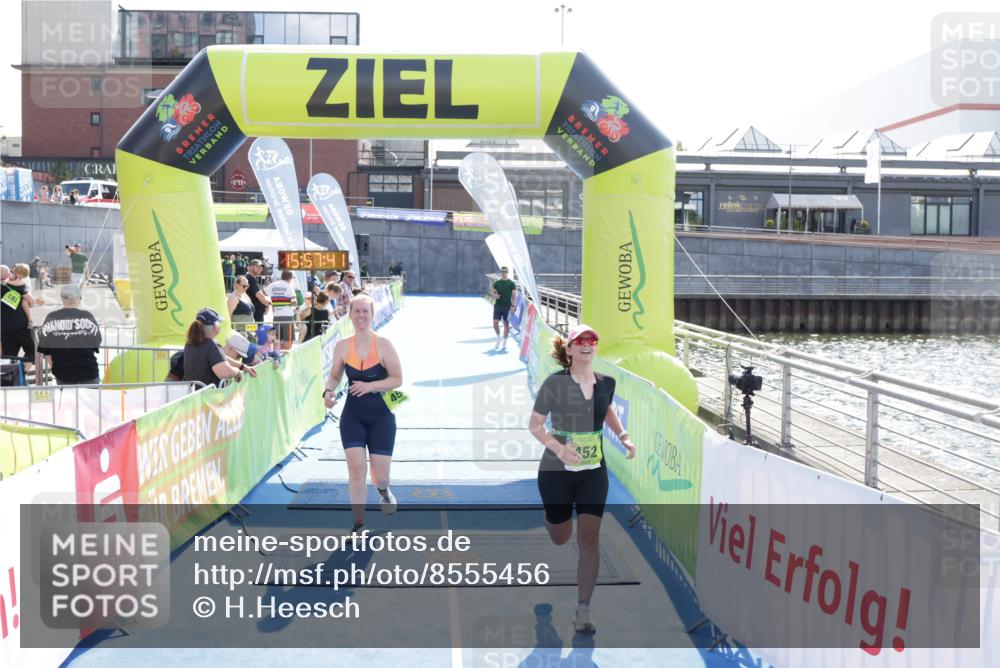10.08.2025 - GEWOBA Citytriathlon Bremen H.Heesch http://msf.ph/oto/8555456 10.08.2025 15:57:46 Ziel 452, 454 meine-sportfotos.de