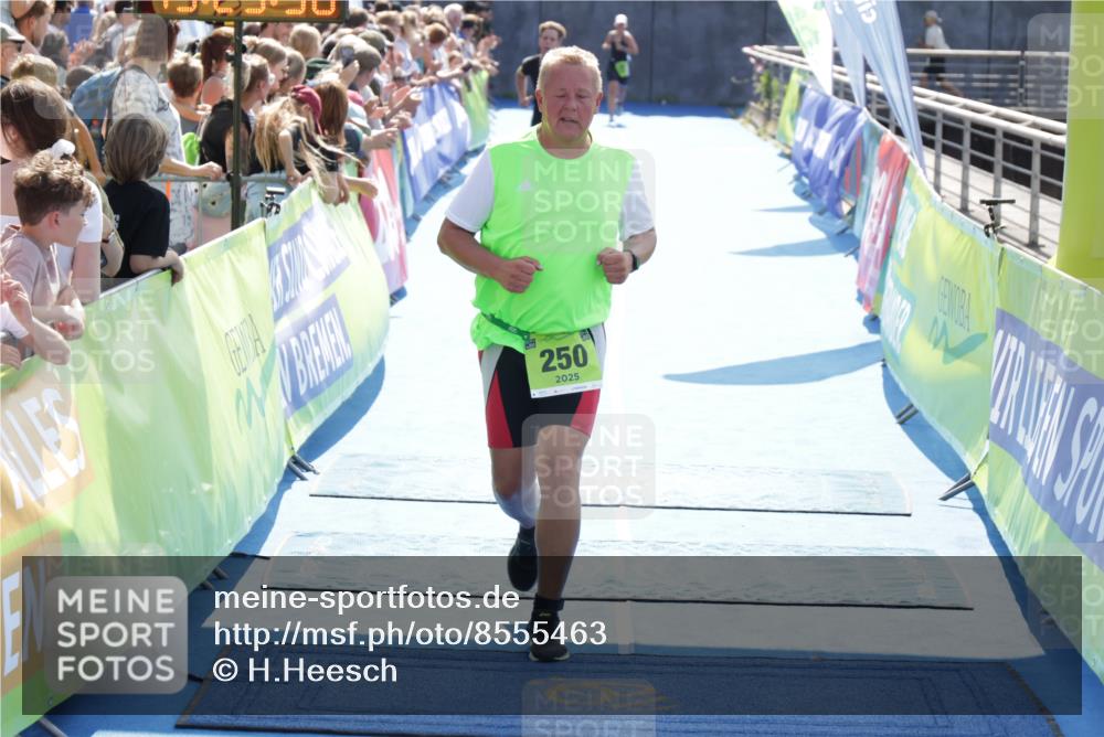 10.08.2025 - GEWOBA Citytriathlon Bremen H.Heesch http://msf.ph/oto/8555463 10.08.2025 15:24:02 Ziel 154, 250, 360 meine-sportfotos.de