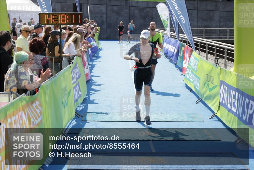 10.08.2025 - GEWOBA Citytriathlon Bremen H.Heesch http://msf.ph/oto/8555464 10.08.2025 14:18:15 Ziel 702, 752, 1039 meine-sportfotos.de