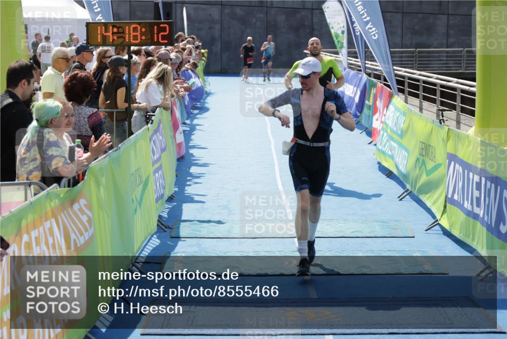 10.08.2025 - GEWOBA Citytriathlon Bremen H.Heesch http://msf.ph/oto/8555466 10.08.2025 14:18:15 Ziel 702, 752, 1039 meine-sportfotos.de