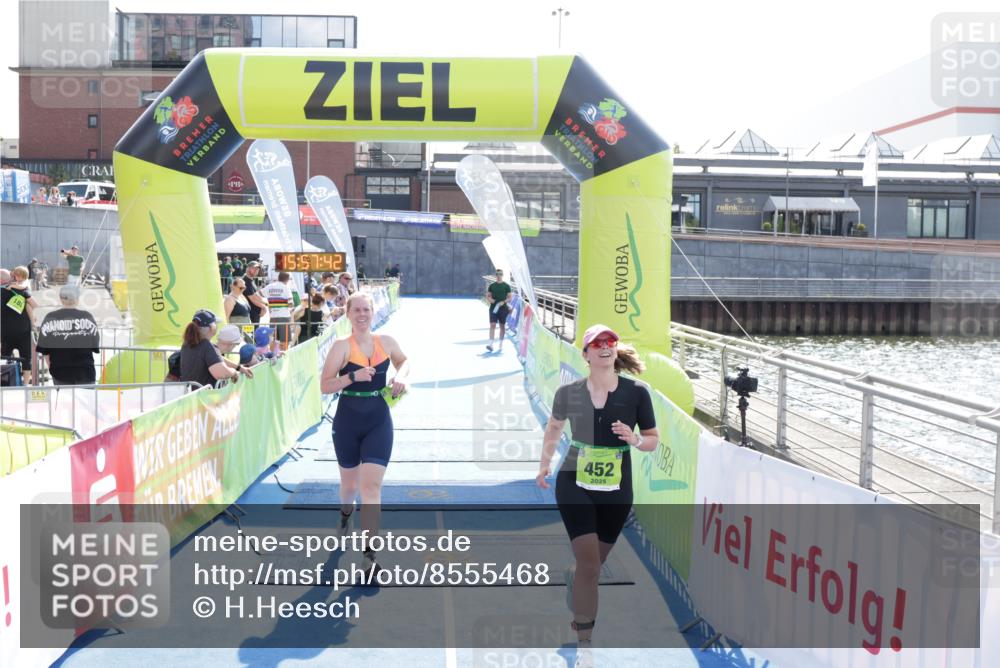 10.08.2025 - GEWOBA Citytriathlon Bremen H.Heesch http://msf.ph/oto/8555468 10.08.2025 15:57:46 Ziel 452, 454 meine-sportfotos.de