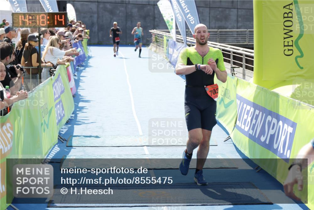 10.08.2025 - GEWOBA Citytriathlon Bremen H.Heesch http://msf.ph/oto/8555475 10.08.2025 14:18:17 Ziel 702, 752, 1039 meine-sportfotos.de
