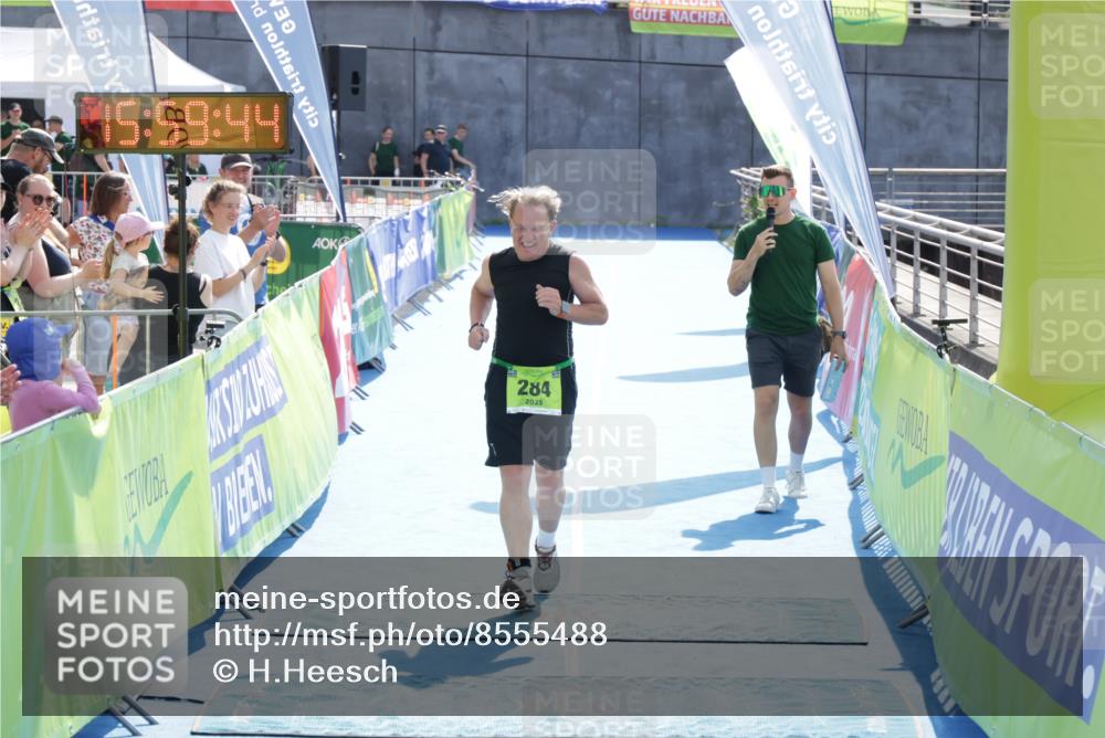 10.08.2025 - GEWOBA Citytriathlon Bremen H.Heesch http://msf.ph/oto/8555488 10.08.2025 15:59:48 Ziel 284 meine-sportfotos.de