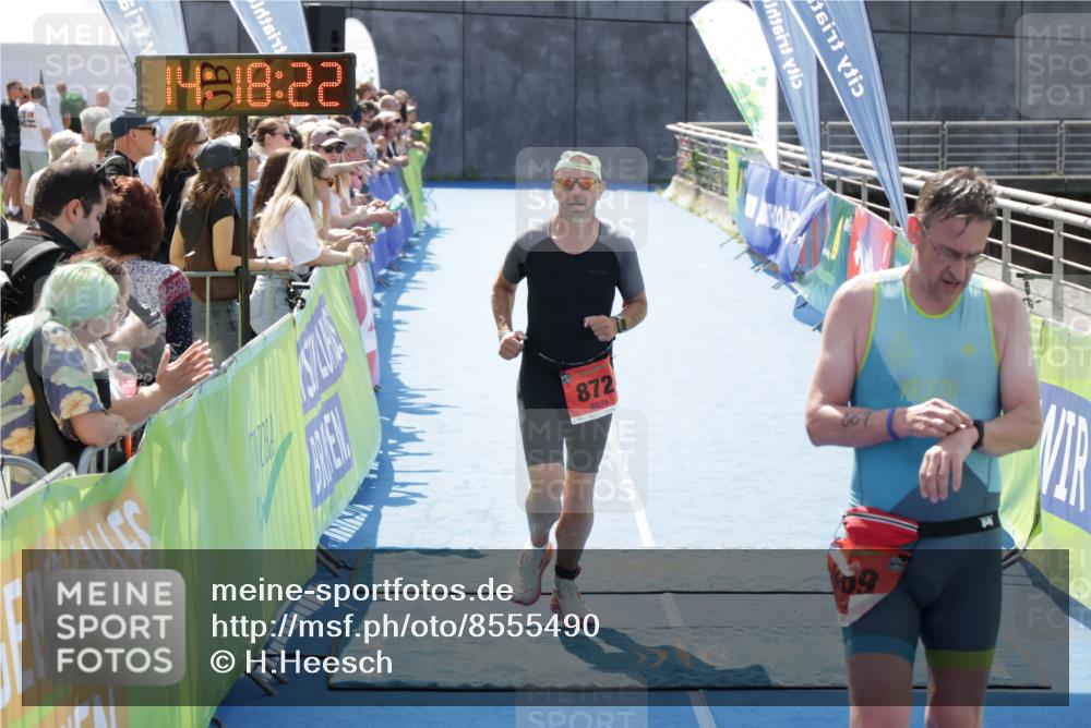 10.08.2025 - GEWOBA Citytriathlon Bremen H.Heesch http://msf.ph/oto/8555490 10.08.2025 14:18:25 Ziel 702, 869, 872 meine-sportfotos.de
