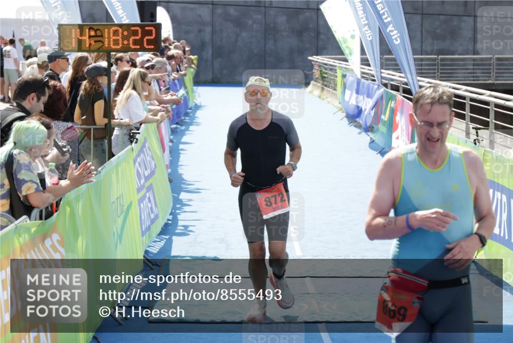 10.08.2025 - GEWOBA Citytriathlon Bremen H.Heesch http://msf.ph/oto/8555493 10.08.2025 14:18:26 Ziel 869, 872 meine-sportfotos.de
