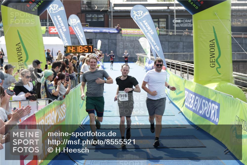 10.08.2025 - GEWOBA Citytriathlon Bremen H.Heesch http://msf.ph/oto/8555521 10.08.2025 14:19:01 Ziel 587, 607, 1016 meine-sportfotos.de