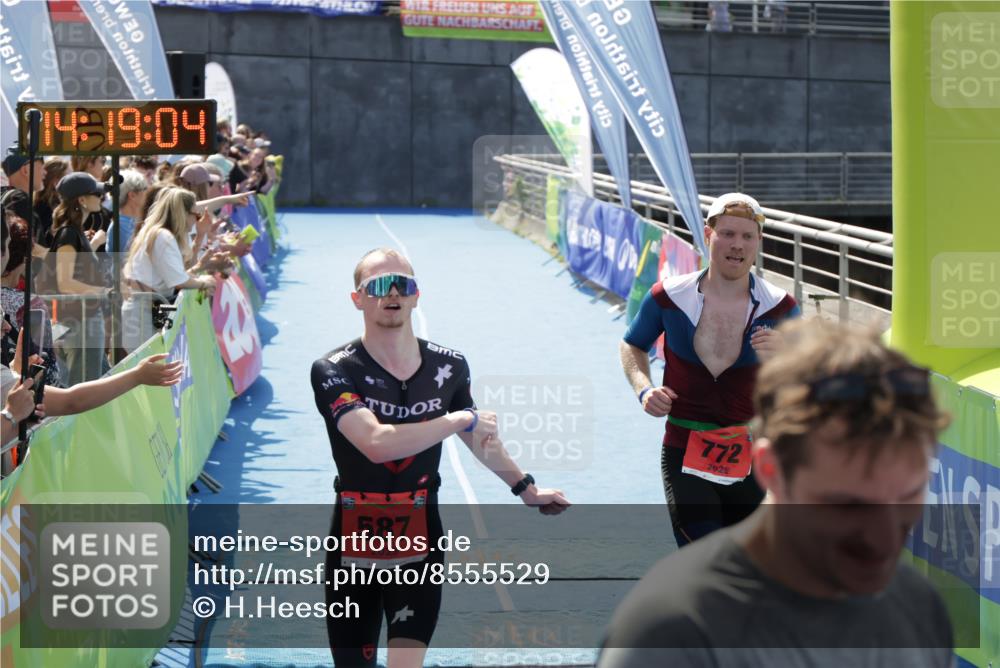 10.08.2025 - GEWOBA Citytriathlon Bremen H.Heesch http://msf.ph/oto/8555529 10.08.2025 14:19:08 Ziel 587, 772, 1016 meine-sportfotos.de