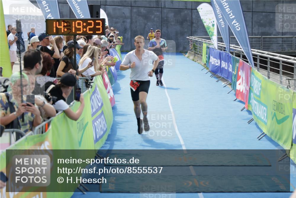 10.08.2025 - GEWOBA Citytriathlon Bremen H.Heesch http://msf.ph/oto/8555537 10.08.2025 14:19:27 Ziel 575, 681 meine-sportfotos.de