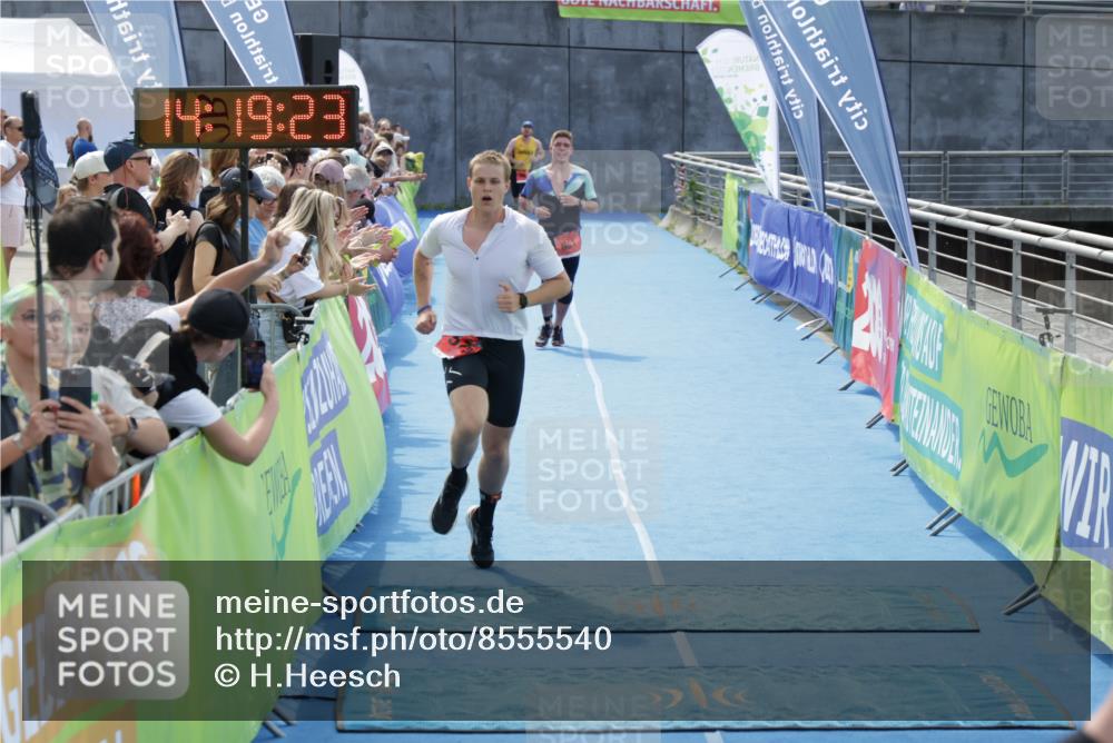 10.08.2025 - GEWOBA Citytriathlon Bremen H.Heesch http://msf.ph/oto/8555540 10.08.2025 14:19:27 Ziel 575, 681 meine-sportfotos.de