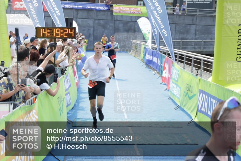 10.08.2025 - GEWOBA Citytriathlon Bremen H.Heesch http://msf.ph/oto/8555543 10.08.2025 14:19:27 Ziel 575, 681 meine-sportfotos.de