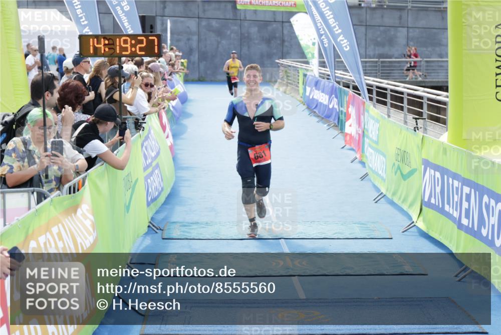 10.08.2025 - GEWOBA Citytriathlon Bremen H.Heesch http://msf.ph/oto/8555560 10.08.2025 14:19:31 Ziel 575, 681 meine-sportfotos.de